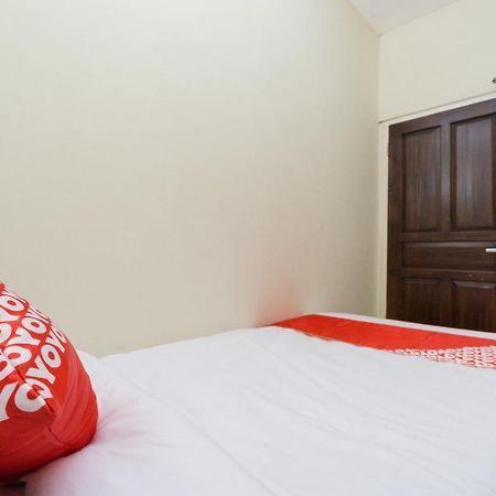 Oyo 1542 Yessy Mansion Otel Ngabean Dış mekan fotoğraf