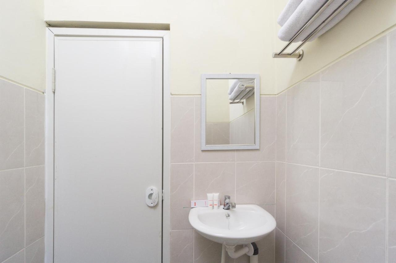 Oyo 1542 Yessy Mansion Otel Ngabean Dış mekan fotoğraf