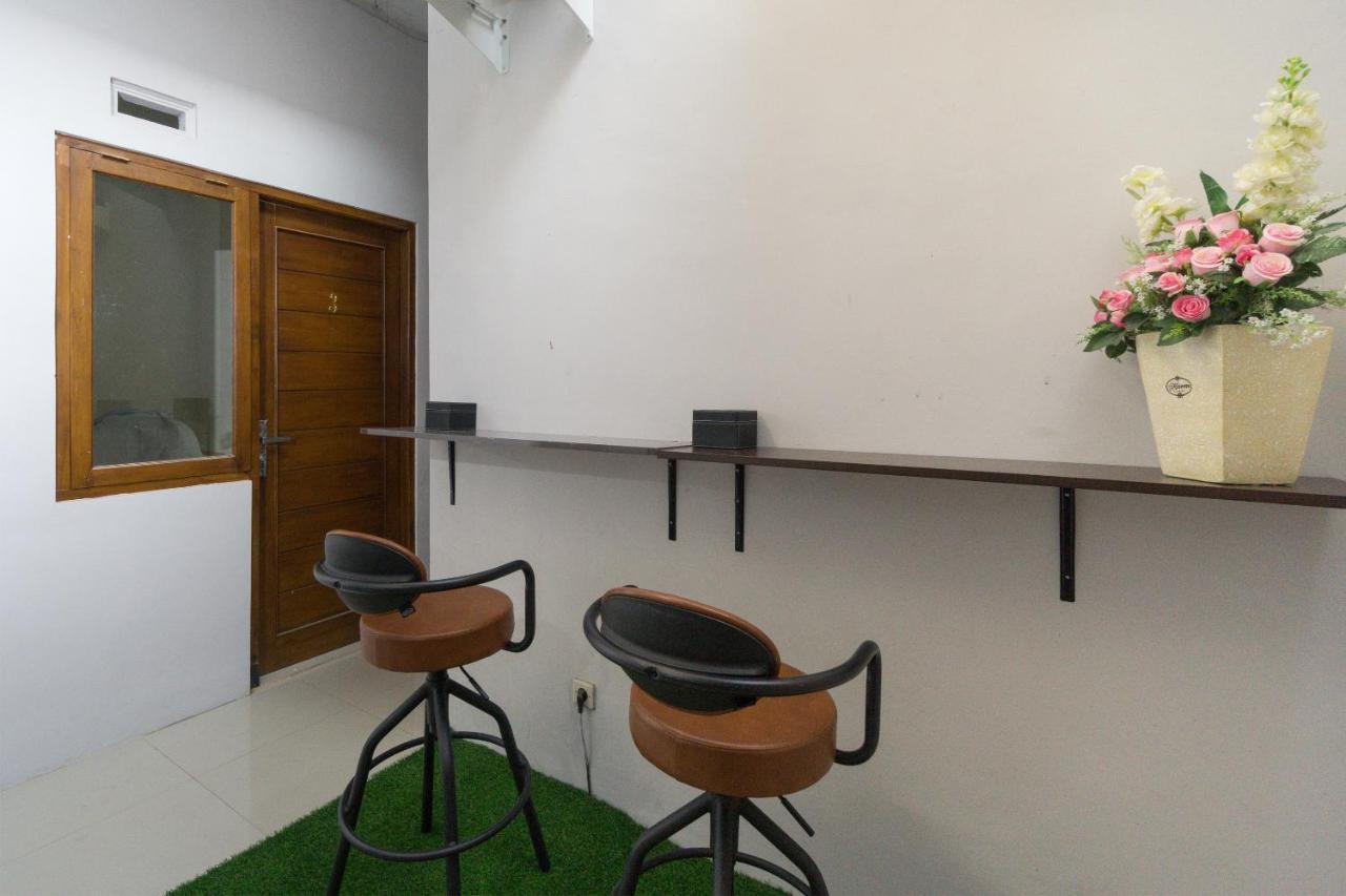 Oyo 1542 Yessy Mansion Otel Ngabean Dış mekan fotoğraf