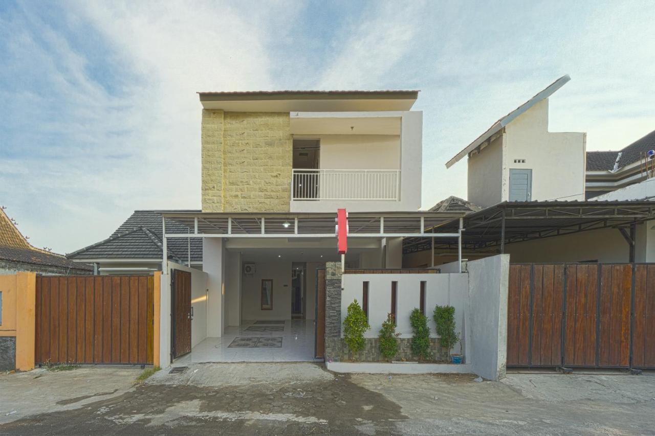 Oyo 1542 Yessy Mansion Otel Ngabean Dış mekan fotoğraf