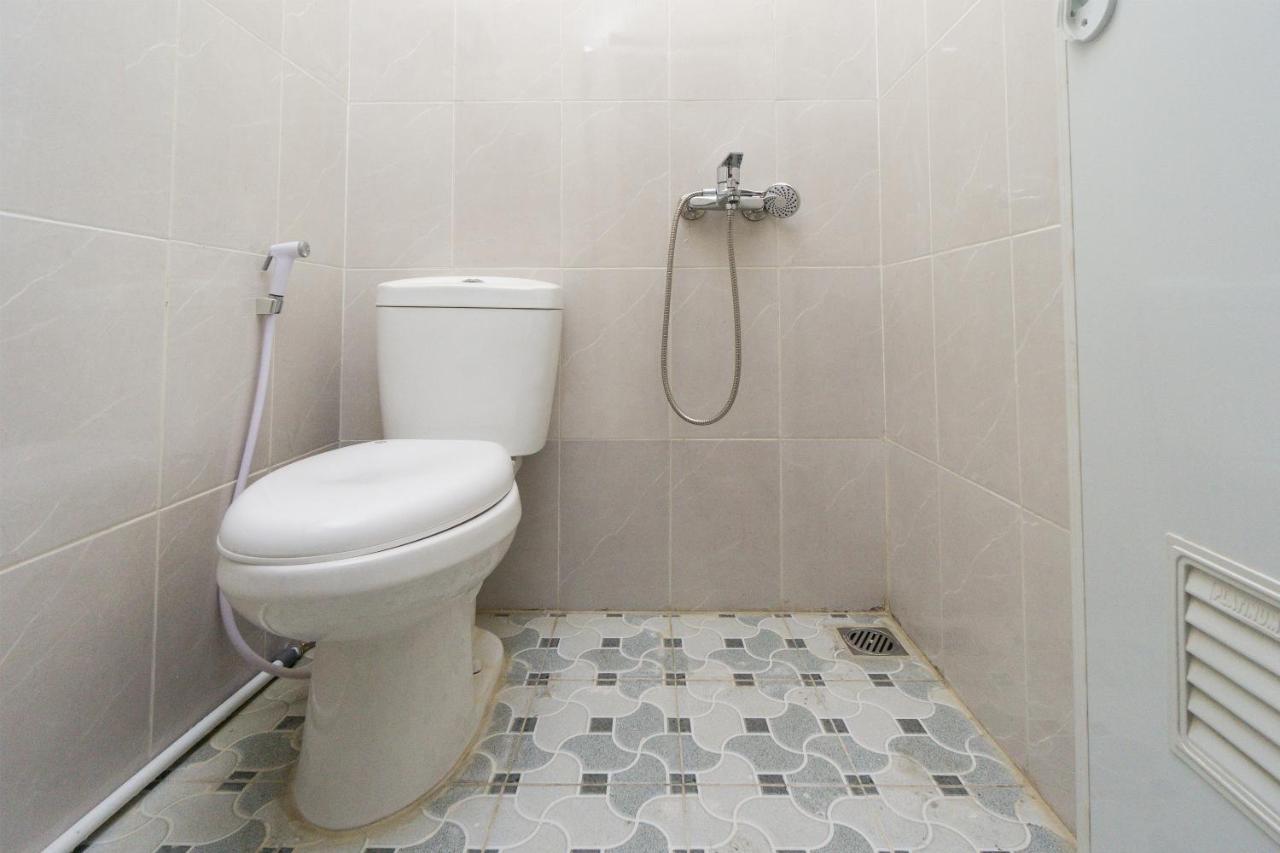 Oyo 1542 Yessy Mansion Otel Ngabean Dış mekan fotoğraf