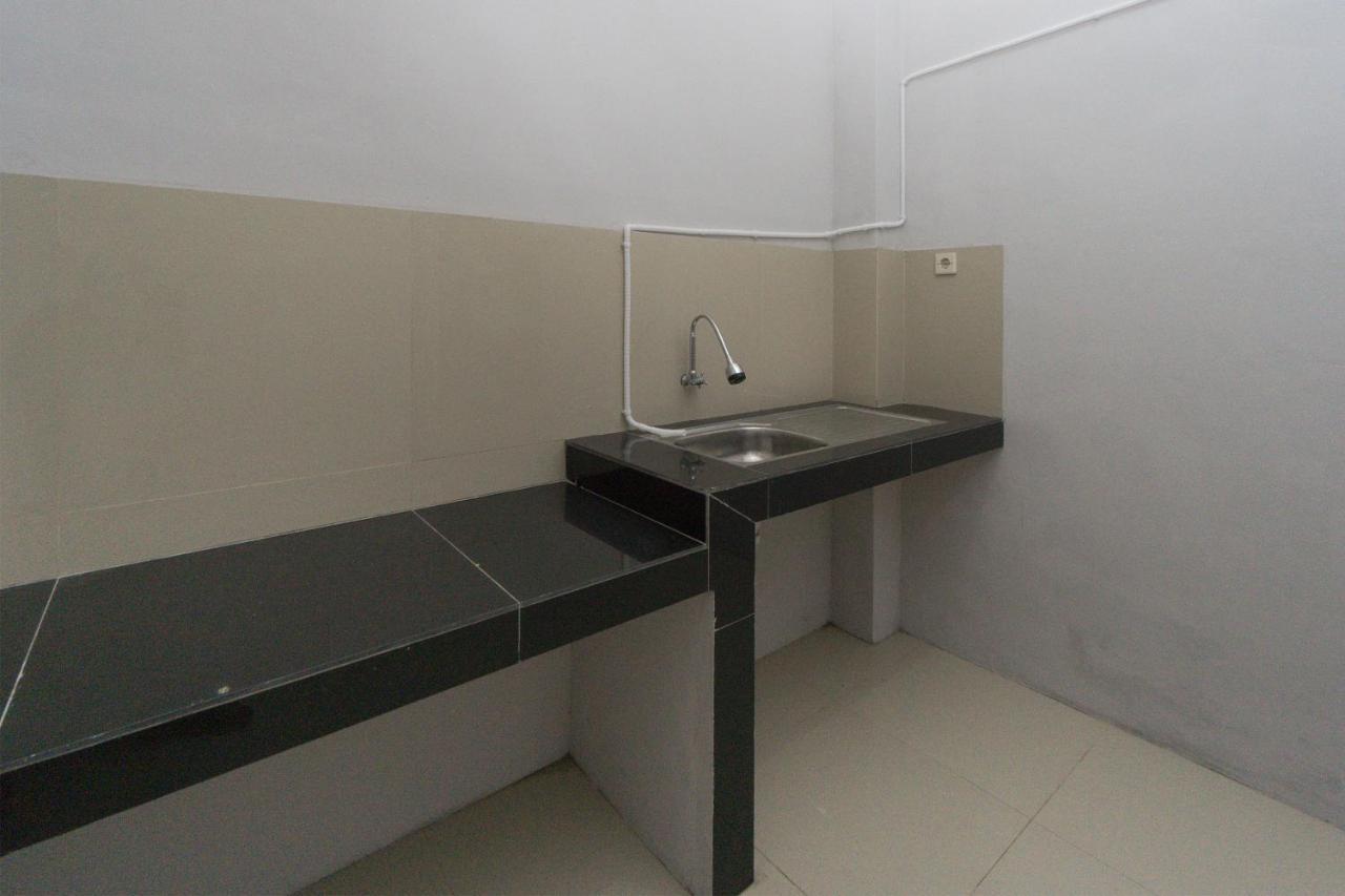 Oyo 1542 Yessy Mansion Otel Ngabean Dış mekan fotoğraf
